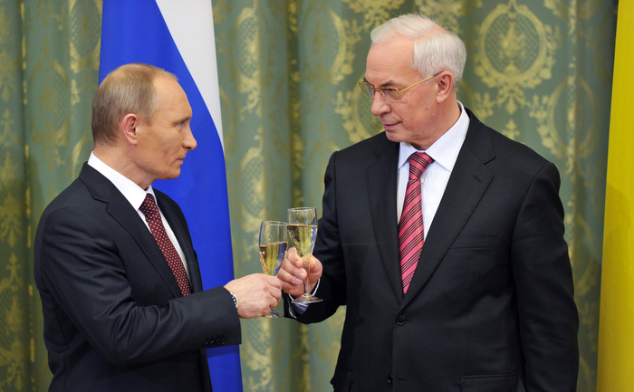 Premierul ucrainian Mykola Azarov şi preşedintele rus Vladimir Putin (SERGEI SUPINSKY / AFP / Getty Images)