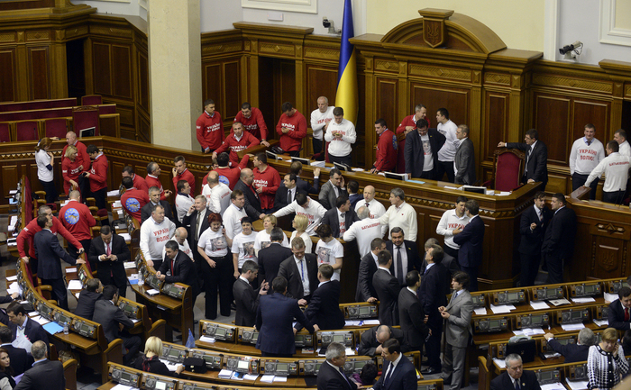 Deputaţii pro-Eu din parlamentul Ucrainean protestează în faţa deciziei de a anula acordul cu Uniunea European, Kiev - 21 noiembrie 2013. (ANDREW KRAVCHENKO / AFP / Getty Images)