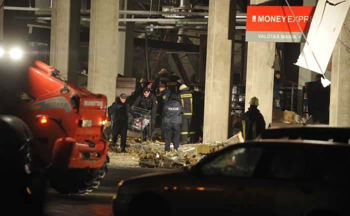 Pompieri căutând supravieţuitori sub ruinele acoperişului prăbuşit în supermarketul Maxima de lângă Riga, Letonia. 21 noiembrie 2013