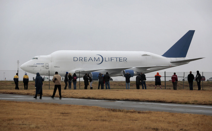 Avionul cargo Dreamlifter 747 se pregăteşte de „plecare” pe aeroportul Col. James Jabara din Witchita, Kansas unde a aterizat din greseală, la 15 km distanţă de destinaţia sa iniţială: McConnell Air Force Base, 21 noiembrie 2013. (Brett Deering / Getty Images)