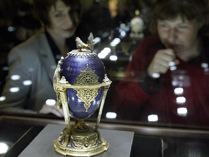 Rusia:  Cea mai mare colecţie privată de ouă Fabergé, de ani de zile în posesia unui magnat rus, este expusă permanent la Sankt Petersburg