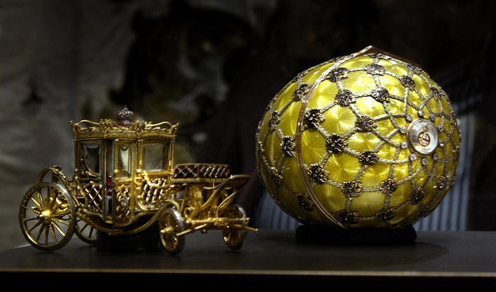 Rusia:  Cea mai mare colecţie privată de ouă Fabergé, de ani de zile în posesia unui magnat rus, este expusă permanent la Sankt Petersburg