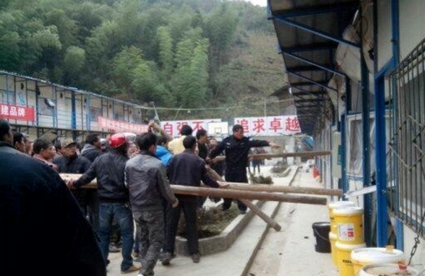 Peste o sută de oameni distrug Uzina Electrică din Nanshan, de pe râul Weijiang, oraşul Guilin, 18 noiembrie 2013