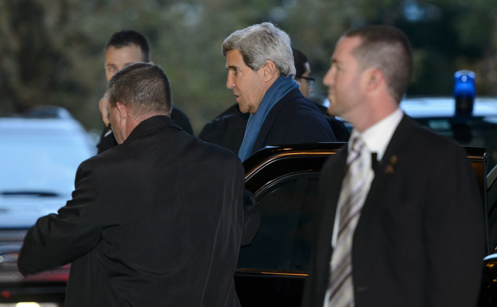 Secretarul de Stat American John Kerry ajunge la Hotelul Intercontinental din Geneva, 23 noiembrie 2013. (FABRICE COFFRINI / AFP / Getty Images)