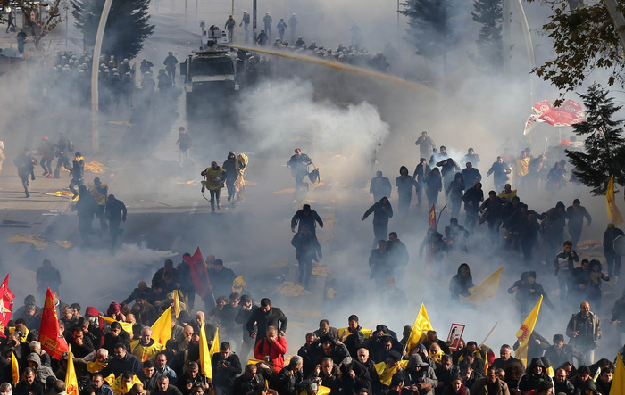 Turcia, Ankara: o mare de gaze lacrimogene trase de poliţie împotriva profesorilor care manifestau, 23 Noiembrie, 2013.