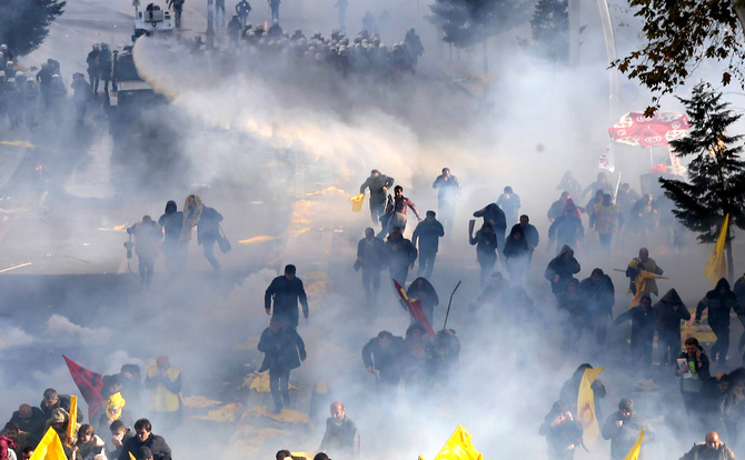 Turcia, Ankara: o mare de gaze lacrimogene trase de poliţie împotriva profesorilor care manifestau, 23 Noiembrie, 2013. (ADEM ALTAN / AFP / Getty Images)