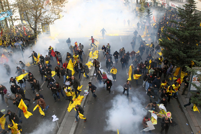 Turcia, Ankara: o mare de gaze lacrimogene trase de poliţie împotriva profesorilor care manifestau, 23 Noiembrie, 2013.