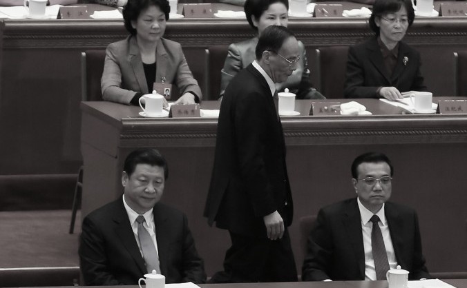 

Wang Qishan, membru al Comitetului Permanent al Biroului Politic Chinez (centru, in picioare) trece pe lângă şeful Partidului Comunist Chinez Xi Jinping (jos, stânga) şi premierul Li Keqiang (jos, dreapta) în Marea Sală a Poporului, 29 octombrie 2013, Beijing.
