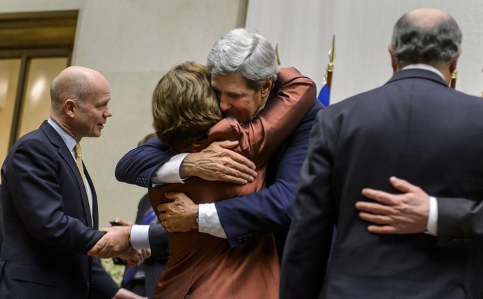 Catherine Ashton este îmbrăţişată de John Kerry, alături de Laurent Fabius după acordul de la Geneva, 24 noiembrie.
  (FABRICE COFFRINI / AFP / Getty Images)