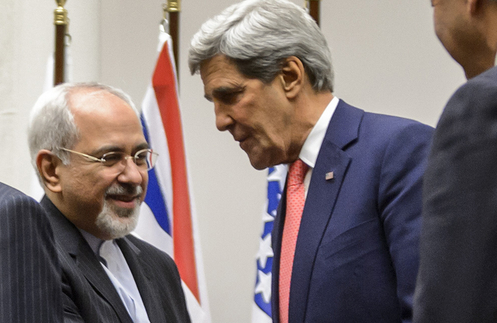 Ministrul de Externe iranian Mohammad Javad Zarif (ST) şi secretarul de stat american John Kerry (DR). (FABRICE COFFRINI / AFP / Getty Images)