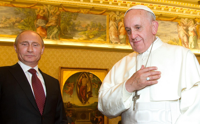 Papa Francisc primindu-l pe Vladimir Putin într-o audienţă  Vatican, pe 25 noiembrie 2013.