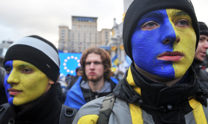 
Ucraina: Poliţia a atacat protestatarii şi jurnaliştii, zeci de răniţi
