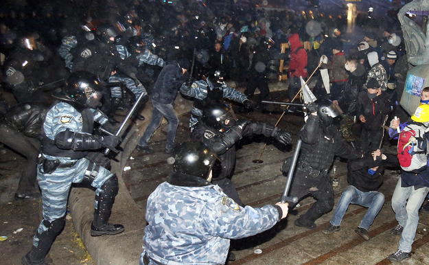
Protestatarii se ciocnesc cu poliţia în Piaţa Independenţei din Kiev dimineaţa devreme pe 30 noiembrie 2013. Zeci de protestatari au fost răniţi după ce poliţia a dispersat brutal manifestanţii care cereau înlăturarea preşedintelui Viktor Ianukovici după ce acesta a refuzat să semneze Acordul de Asociere cu UE.