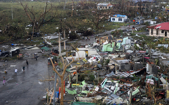 Distrugeri cauzate de taifunul Haiyan la Tacloban, arhipelagul Filipine, 9 noiembrie 2013 (NOEL CELIS / AFP / Getty Images)