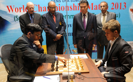 Marele maestru norvegian Magnus Carlsen, cu piesele albe şi indianul Viswanathan Anand, campionul mondial en titre. (STRDEL / AFP / Getty Images)