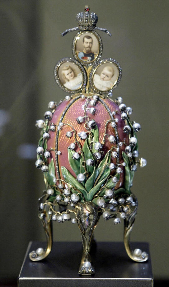 Rusia:  Cea mai mare colecţie privată de ouă Fabergé, de ani de zile în posesia unui magnat rus, este expusă permanent la Sankt Petersburg (YURI KADOBNOV / AFP / Getty Images)