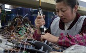 Muncitori la o fabrică de electronice din provincia Fujian, China (STR/AFP/Getty Images)