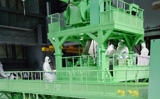 TEPCO transferă combustibilul de la reactorul 4 la un alt bazin de combustibil al centralei nucleare Daiichi, din oraşul Okuma în prefectura Fukushima (JAPAN POOL / AFP / Getty Images)