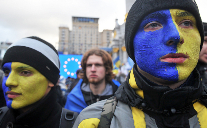 Tineri cu faţa pictată în culorile steagului Ucrainei protestează în Piaţa Independenţei din Kiev, 29 noiembrie 2013. (GENYA SAVILOV / AFP / Getty Images)