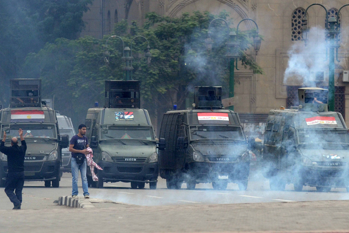 
Egipt: Proteste pro-Morsi în Cairo, vehicule blindate şi gaze lacrimogene pentru ai dispersa