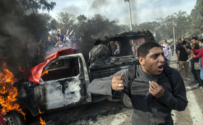 
Egipt: Proteste pro-Morsi în Cairo, vehicule blindate şi gaze lacrimogene pentru ai dispersa