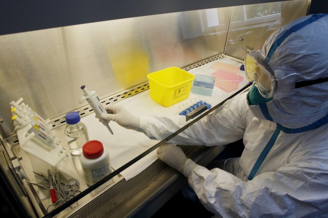 Un tehnician efectuează teste pe virusul gripei aviare H7N9