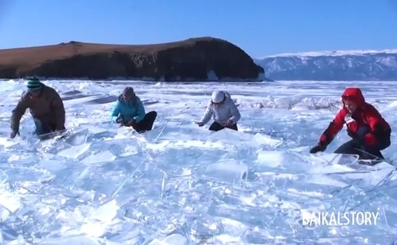 Toboşarii siberieni Etnobit folosesc gheaţa lacului Baikal pe post de instrument muzical.