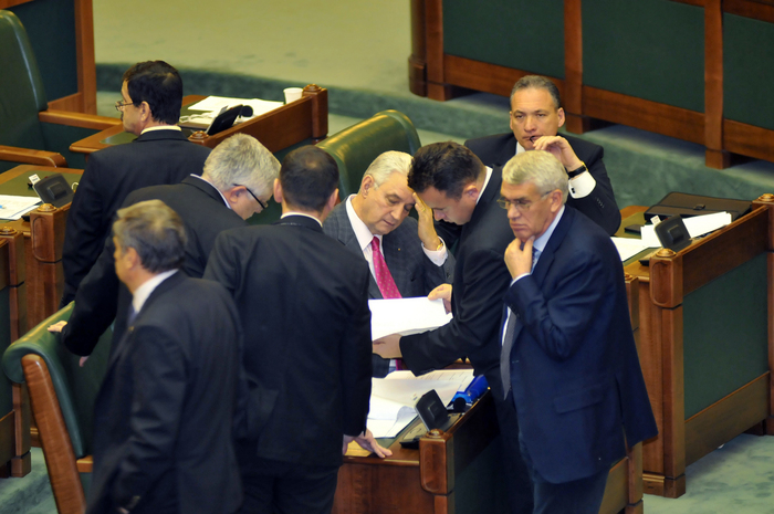 Parlamentul României, Senat, şedinţă în plen. În imagine, grup USL
