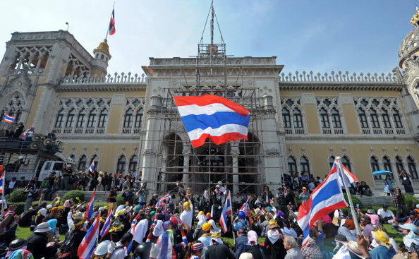 Demonstranţi tailandezi în faţa sediului guvernului, Bangkok, 3 decembrie 2013 (PORNCHAI KITTIWONGSAKUL/AFP/Getty Images)