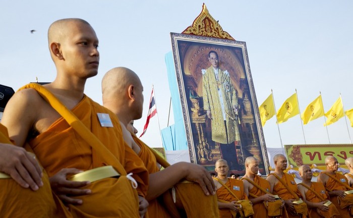 Călugări tailandezi care serbează ziua regelui Bhumibol Adulyadej