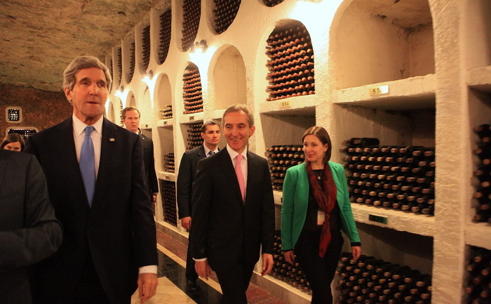 John Kerry excursie prin beciurile cu vinuri de colecţie de la Cricova.