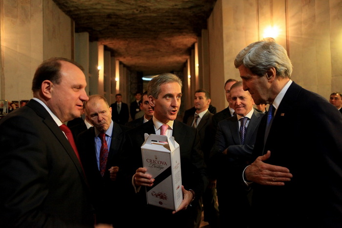 John Kerry excursie prin beciurile cu vinuri de colecţie de la Cricova.