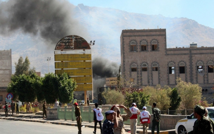 Soldaţi din Yemen la locul exploziei din Sanaa, după un atac cu bombă la Ministerul Apărării din Yemen, 05.12.21013.