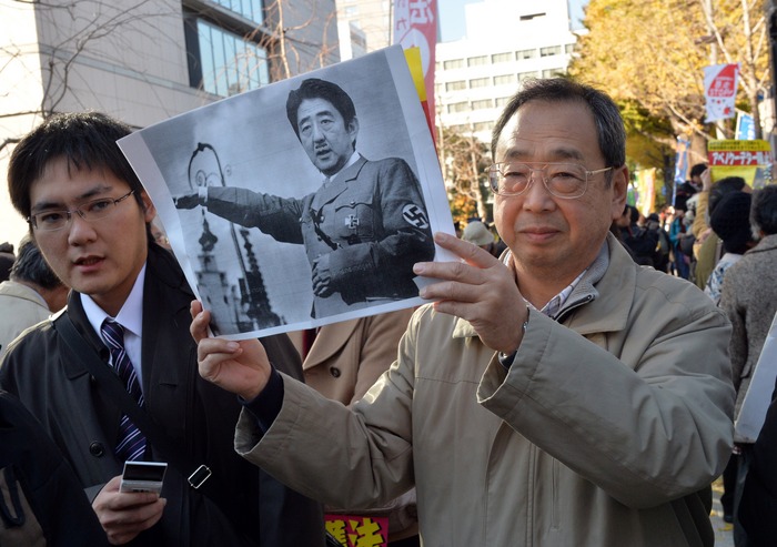 Un grup de activişti protestează împotriva unui proiect de lege controversat pentru o nouă lege referitoare la Secretul de Stat, Tokyo, 5 decembrie 2013