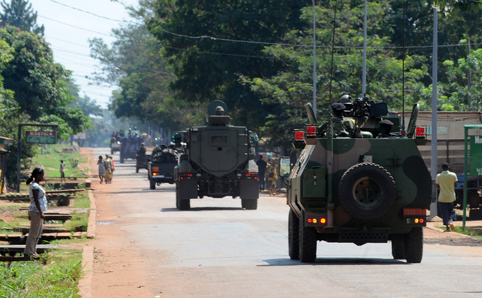Republica Centrafricană: Soldaţii de la African-led International Support Mission (MISCA) împreună cu soldaţii francezi patrulează în Bangui, 07 Decembrie, 2013.