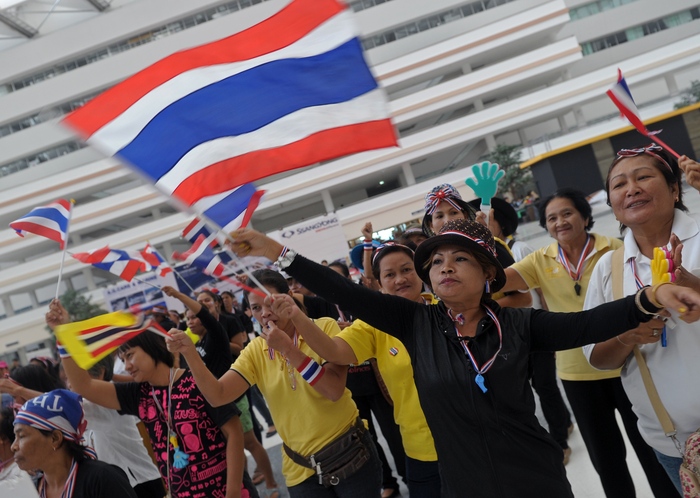 
Tailanda: Protestatari anti-guvernamentali tailandezi fluturând steaguri naţionale în faţa sediului de Guvern în Bangkok la 08 decembrie 2013.