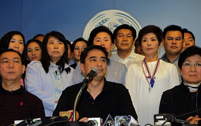 Tailanda: Fostul prim-ministru tailandez şi lider al opoziţiei, Abhisit Vejjajiva, în cadrul unei conferinţe de presă la sediul Partidului Democrat din Bangkok, la 08 decembrie 2013. Parlamentarii tailandezi din opoziţie au demisionat în masă din parlament la 8 decembrie.