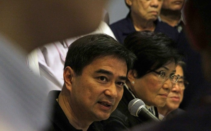 
Tailanda: Fostul prim-ministru tailandez şi lider al opoziţiei, Abhisit Vejjajiva, în cadrul unei conferinţe de presă la sediul Partidului Democrat din Bangkok, la 08 decembrie 2013. Parlamentarii tailandezi din opoziţie au demisionat în masă din parlament la 8 decembrie.