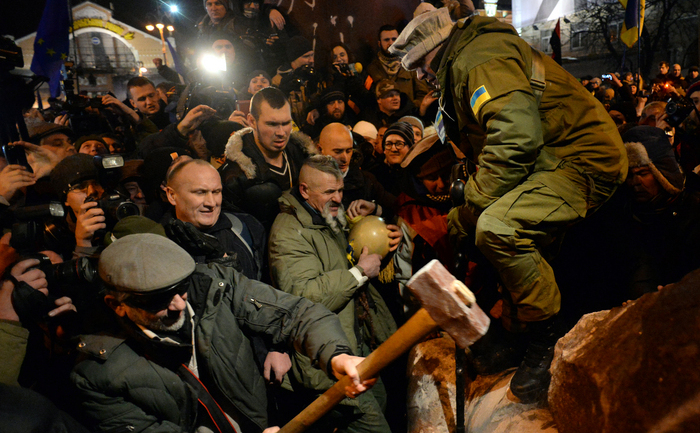 Protestatarii din Kiev sparg statuia lui Lenin cu ciocane (VASILY MAXIMOV / AFP / Getty Images)
