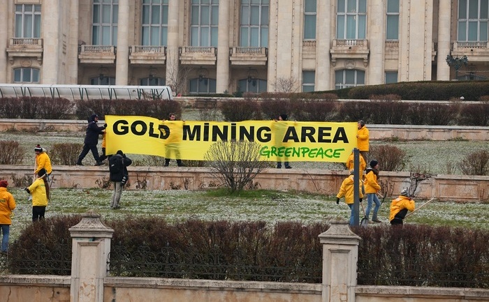 Greenpeace declară curtea Parlamentului zonă minieră auriferă, 9 dec 2013, Bucureşti. (prin bunăvoinţa Greenpeace)