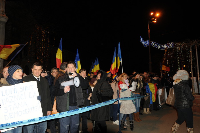 Miting PMP în Piaţa Victoriei, denunţând asaltul parlamentarilor asupra legilor României