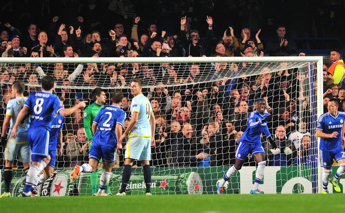 Senegalezul Demba Ba (DR) de la Chelsea sărbătoreşte macarea primului gol în meciul din Liga Campionilor dintre Chelsea şi Steaua Bucureşti, pe Stamford Bridge, 11 dec 2013. (GLYN KIRK / AFP / Getty Images)