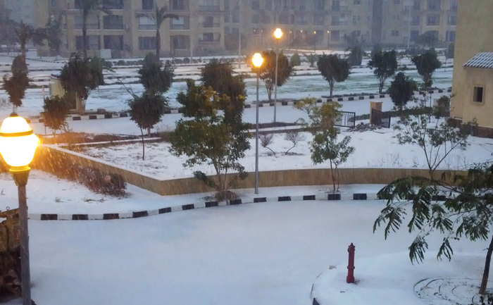 Zăpadă  în oraşul Madinaty, 40 km est de Cairo, 13 decembrie 2013