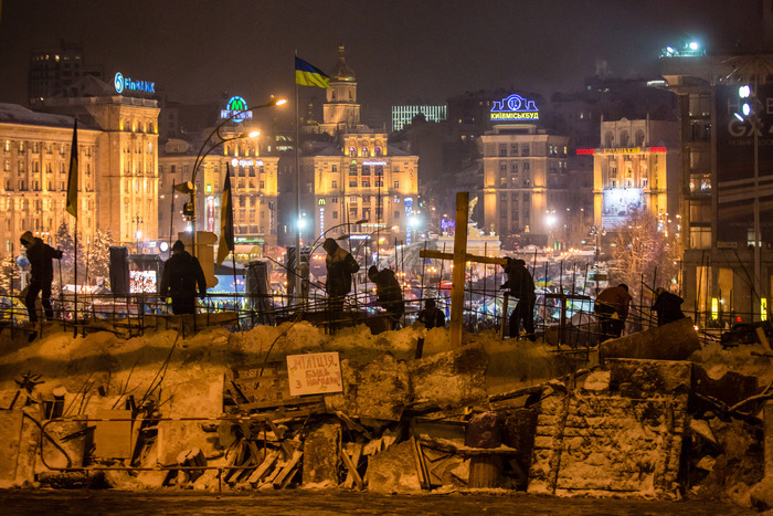 Protestatarii întăresc baricadele din Piaţa Maidan cu zăpadă (Brendan Hoffman/Getty Images)