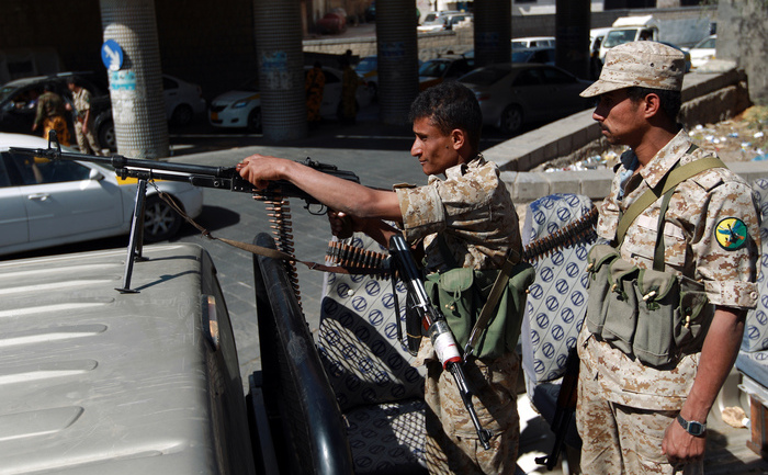 Soldati yemeniti, la un punct de control din Saana, capitala tarii, scena a sangeroase atacuri Al Qaeda, 12 decembrie 2013