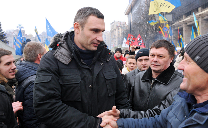 Vitali Klitschko se întâlneşte cu manifestanţii din Piaţa Independenţei din Kiev, 15 decembrie 2013. (YURIY DYACHYSHYN / AFP / Getty Images)