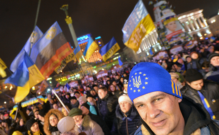 Manifestanţi pro-europeni în Piaţa Independenşei din Kiev  pe 16 decembrie 2013.