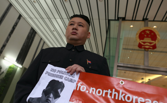Howard, un cetăţean din Hong-Kong care se folseşte de asemănarea sa cu liderul nord-coreean Kim Jong-Un pentru a atrage atenţia asupra atrocităţilor comise de regimul de la Phenian, participă la un protest lângă consulatul Coreei de Nord din Hong Kong, 15 dec 2013.