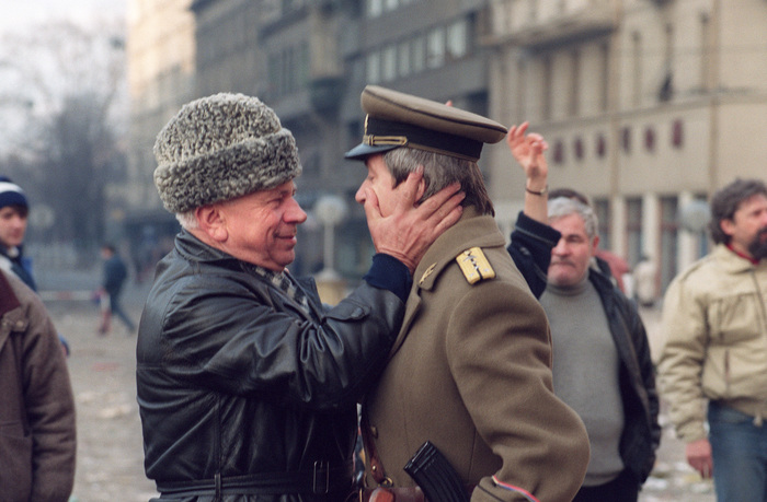Civili îmbrăţişând ofiţeri români, debembrie 1989, Bucureşti