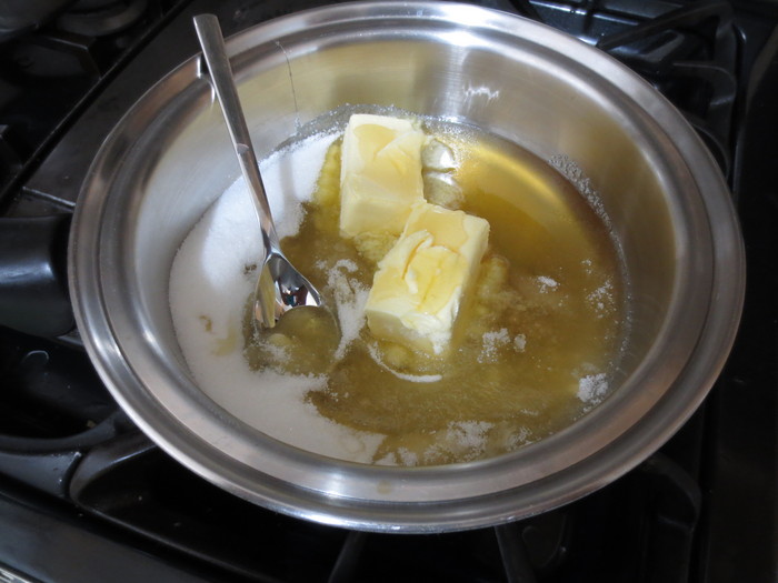 Untul, mierea şi zahărul se pun într-o cratiţă mai mică şi se topesc la bain marie